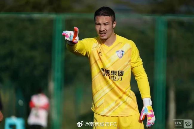 能够在前景展现那么一个大的环境，而把人放在那么小的角落里、后景里。